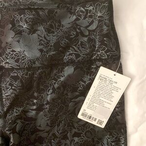 NWT Wunder Train HR Tight 25” Foil logo (*discontinued print*)